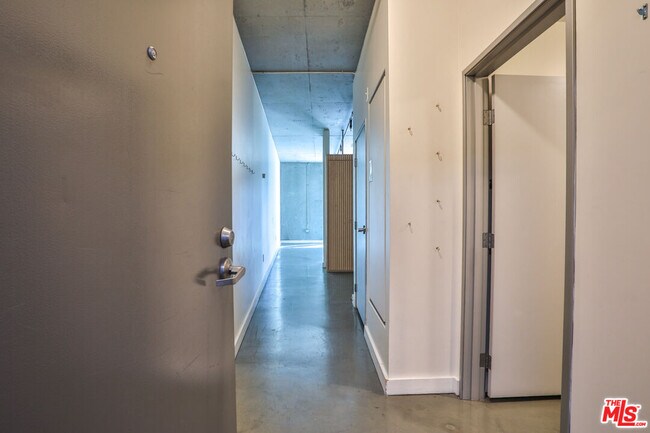 Building Photo - 645 W 9th St
