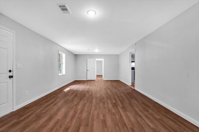Building Photo - 107 E Elm St