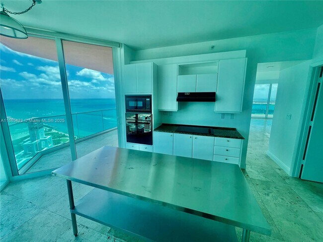 Building Photo - 300 South Pointe Dr