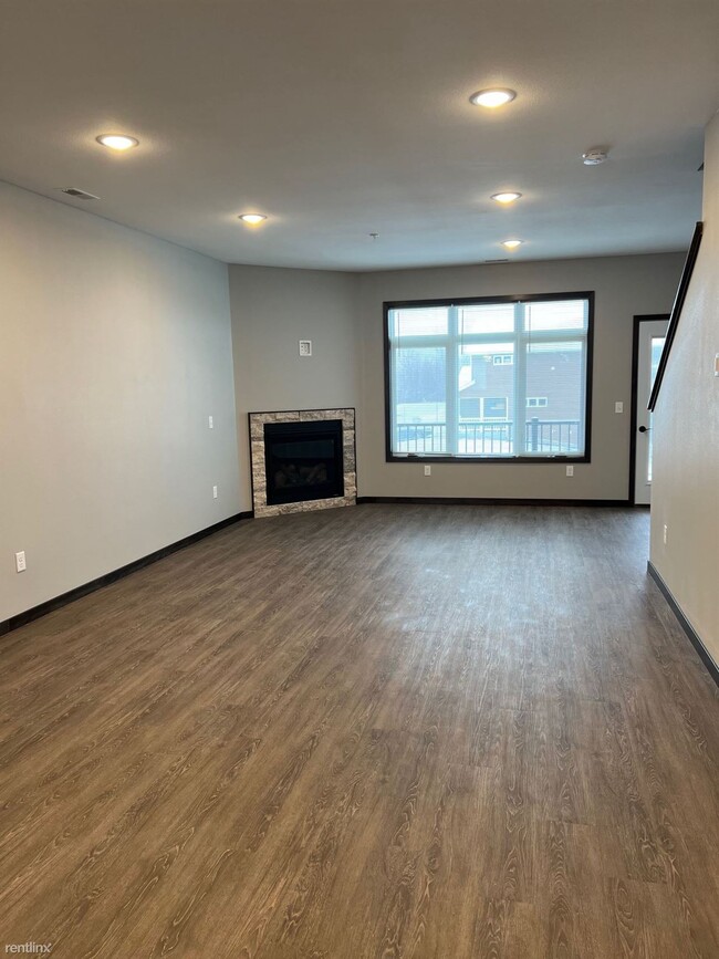Building Photo - 3 br, 2.5 bath Townhome - Benson Courtyard...
