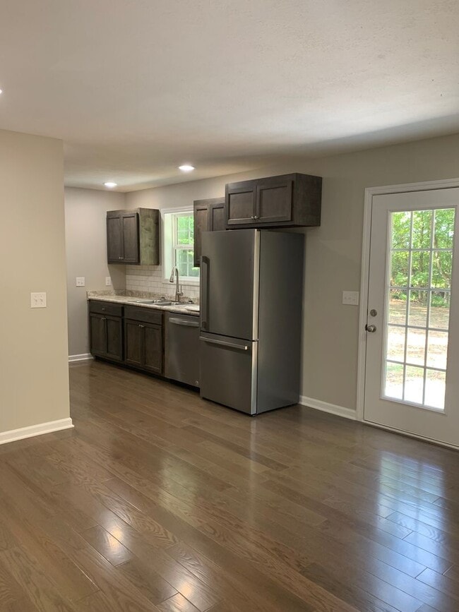 Building Photo - Charming 3 Bedroom Home in Private Setting in Tullahoma...