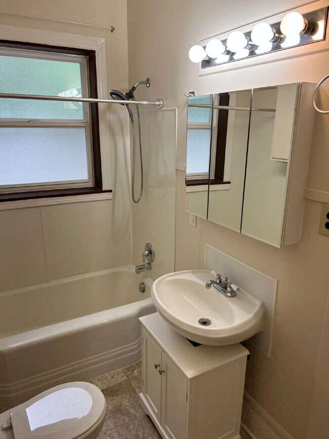 Building Photo - "Charming 2-Bed Oasis in the Heart of Moscow, ID – Cozy 764 Sq Ft Haven!"