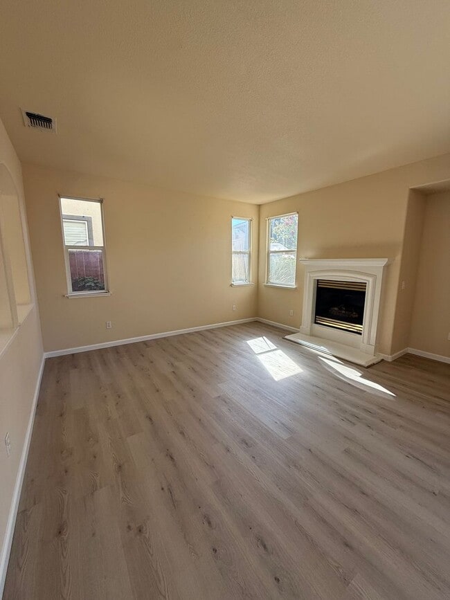 Building Photo - Come Check out this Lovely 4 Bedroom 2.5 B...