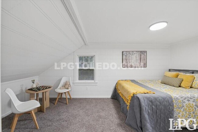 Building Photo - 1044 Hawk St