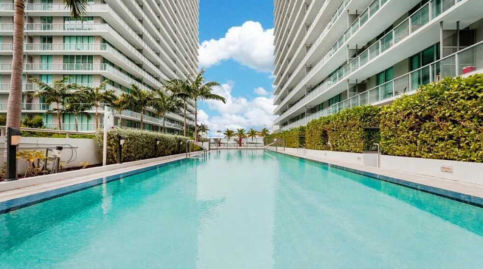 Building Photo - 1111 SW 1st Ave