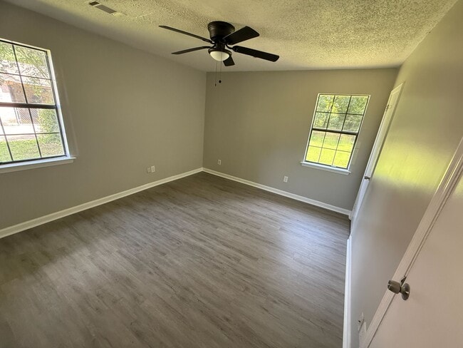 Building Photo - 3820 Donna Dr
