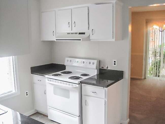 Building Photo - Classic and Charming 3 Bedrood 2.5 Bathroo...