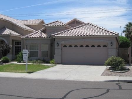 Building Photo - 3 BEDROOM, 2 BATH WITH 2 LIVING AREAS AND A BONUS ROOM.