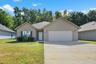 Building Photo - Pet Friendly Three Bedroom!