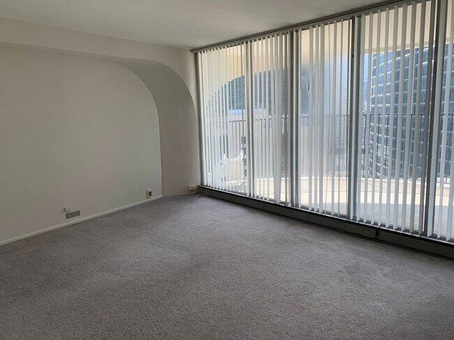 Building Photo - 300 N State St