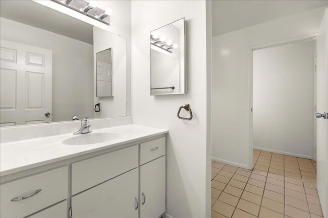 Building Photo - Charming Alhambra Traditional with Bonus R...