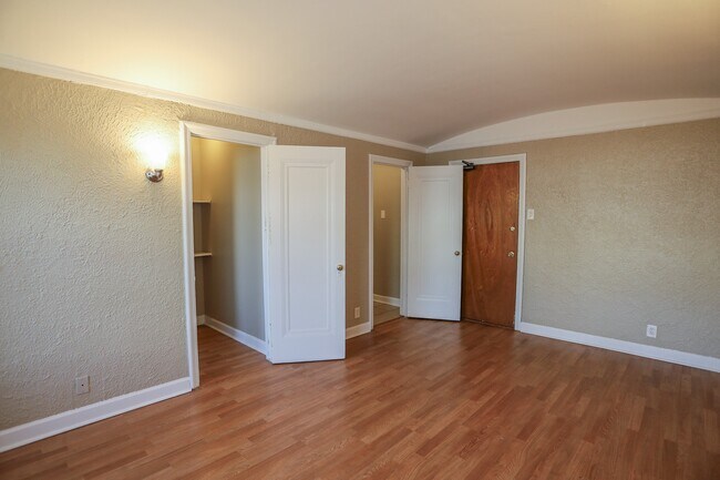 Building Photo - 1061 W Rosemont Ave
