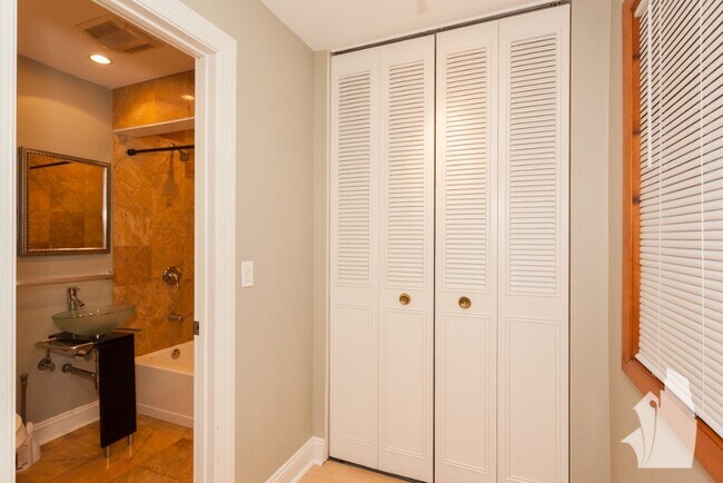 Building Photo - 426 W Barry Ave