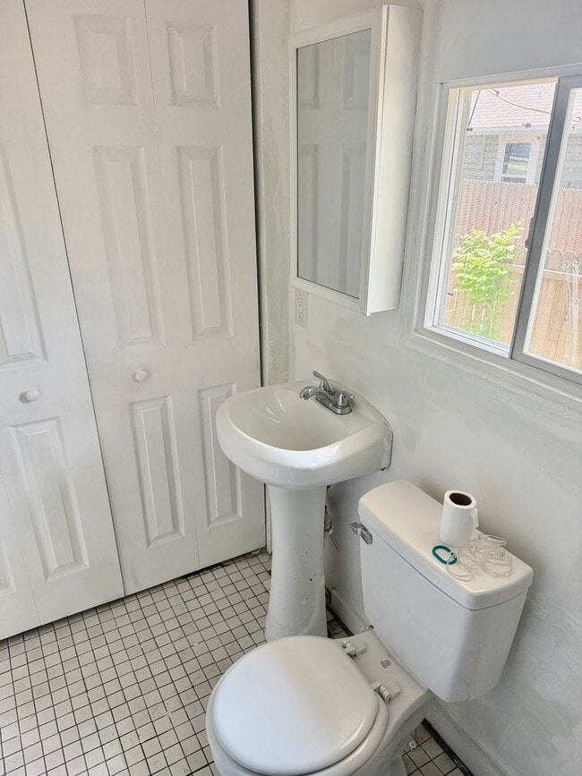 Building Photo - Affordable 2/1 located in St. Pete!