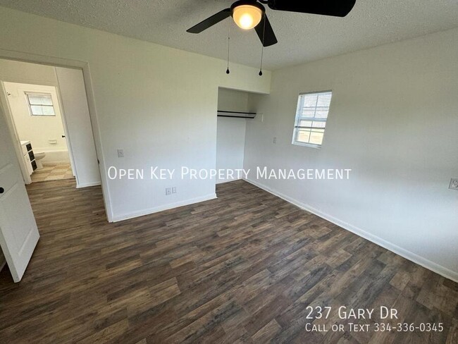 Building Photo - Cozy and quaint 2 Bedroom brick apartment ...