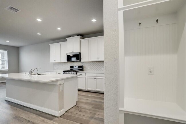 Building Photo - 9838 Magnolia Village Ln