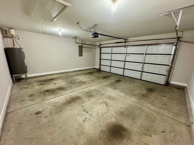 Building Photo - Nice Home Centrally Located in Athens!