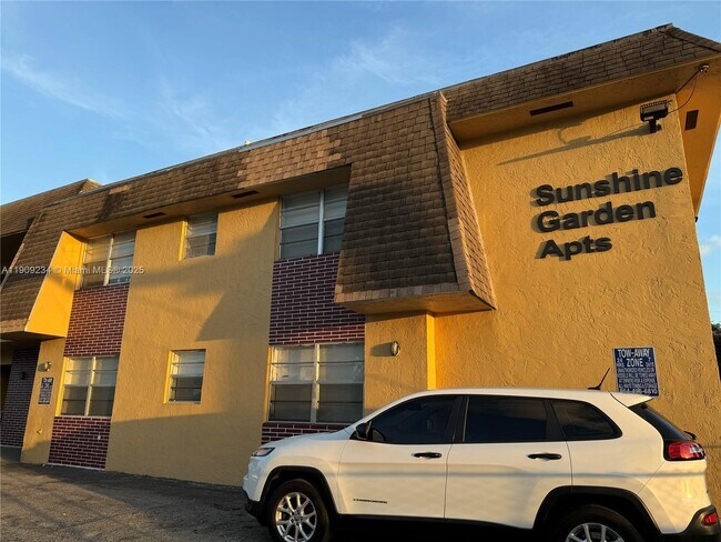 Building Photo - 6840 Pembroke Rd