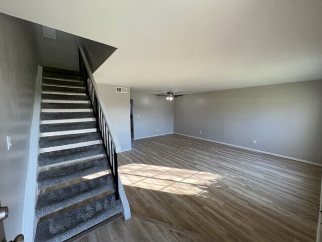 Building Photo - Beautiful 3 Bedroom + 1.5 Bath Townhouse in highly desirable Briarcliffe community!