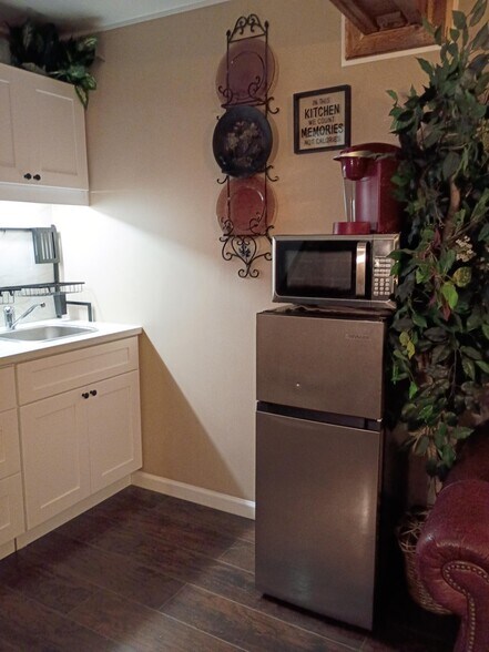 Building Photo - 5070 Fenwood Dr