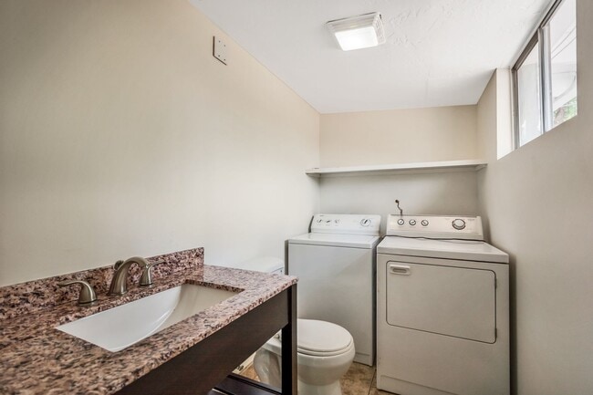 Building Photo - Spacious 6-Bedroom, 3.5-Bath Pool Home Near ASU Campus