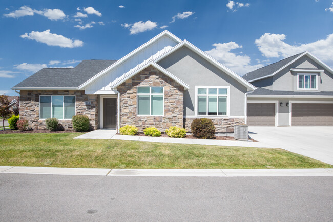 Building Photo - Fully-Furnished Vineyard Home