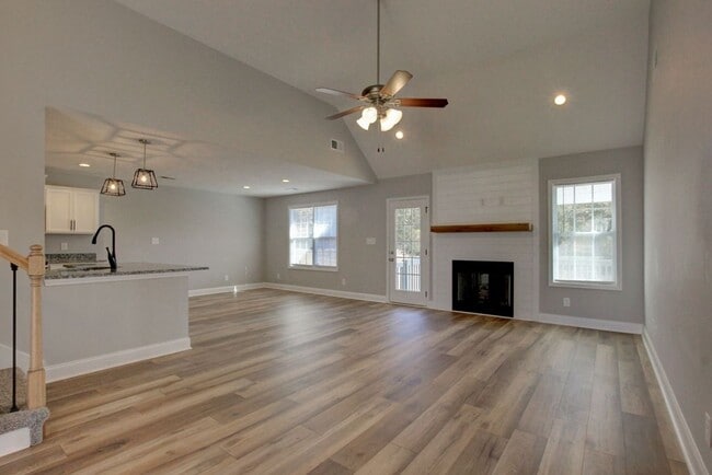 Building Photo - Luxury Home