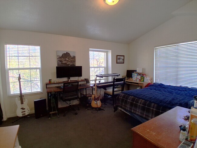 Building Photo - 879 E 350 N