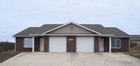 Building Photo - Spacious 2 bedroom, 2 bathroom duplex!