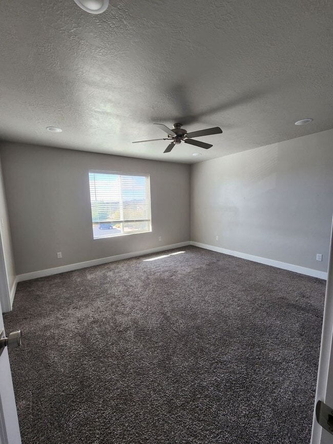 Building Photo - Modern 3-Bedroom Home with Balcony for Ren...