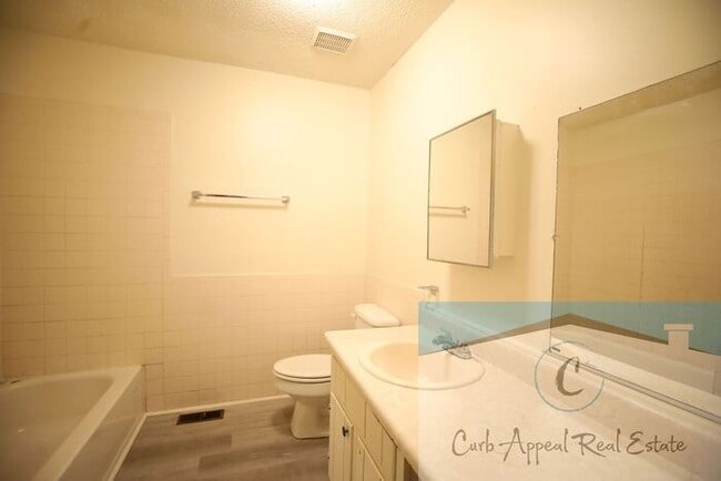 Building Photo - 2 bed, 1.5 bath apartment - $775 - HUD acc...