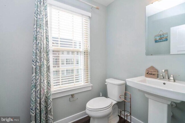 Building Photo - 5950 Etterbeek St