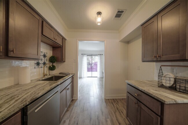 Building Photo - 2807 Elm Grove Ct