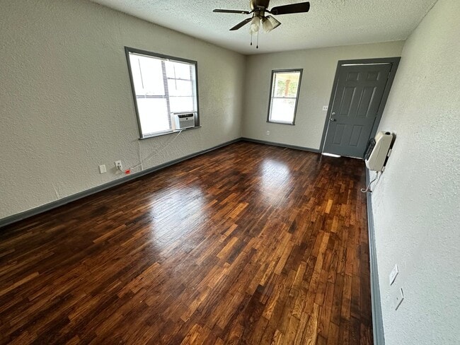 Building Photo - Updated 2 Bed 1 Bath in Blanchard!