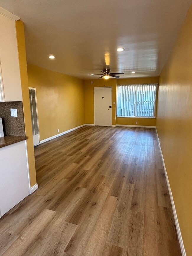 Building Photo - Spacious 1 bedroom available now in Long B...