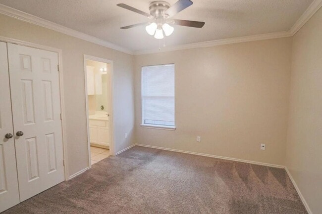 Building Photo - Great 3/3/2 Duplex!