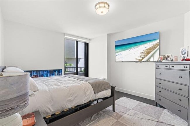 Building Photo - 520 Brickell Key Dr