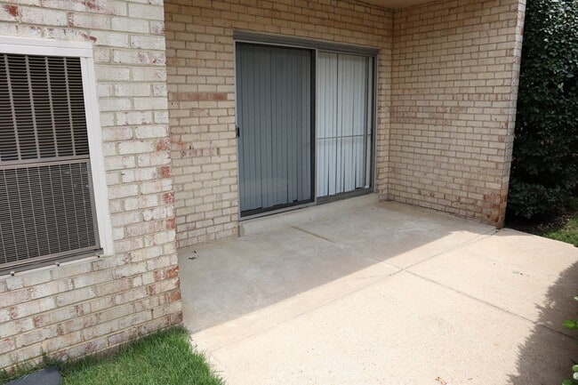 Building Photo - Spacious Ground Floor Condo in Silver Spring