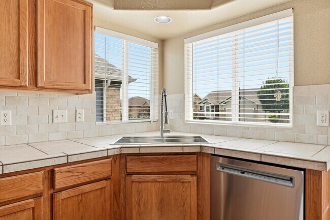 Building Photo - $2,645.95, 4 bed, 4 bath, located in Colorado Springs with a finished basement.