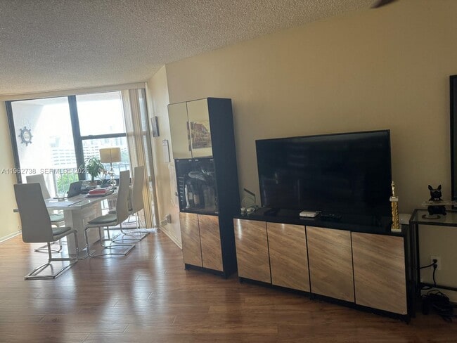 Building Photo - 800 Parkview Dr