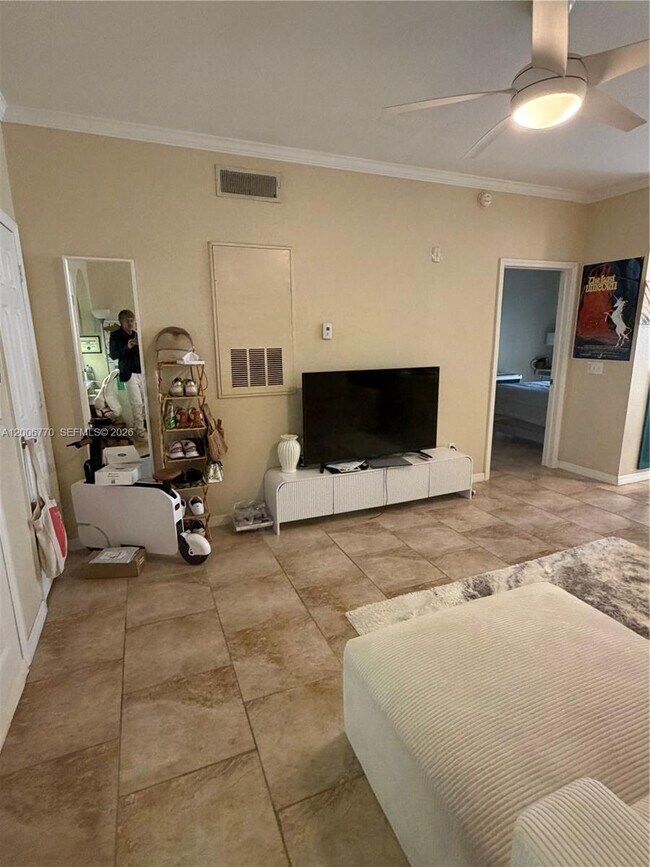 Building Photo - 860 N Orange Ave