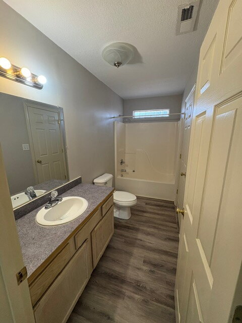 Building Photo - 104 Evergreen Dr