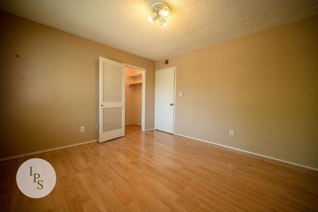 Building Photo - 5090 N Roosevelt Ave