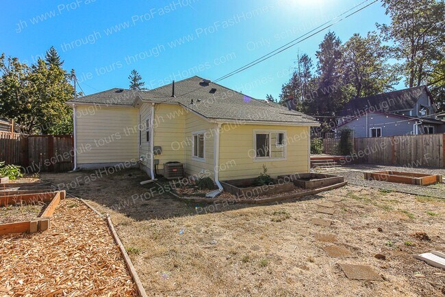 Building Photo - 5527 SE 71st Ave
