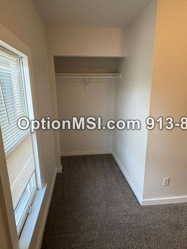 Building Photo - Freshly updated half-duplex