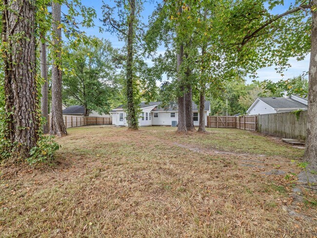 Building Photo - Charming 3 Bedroom Home!