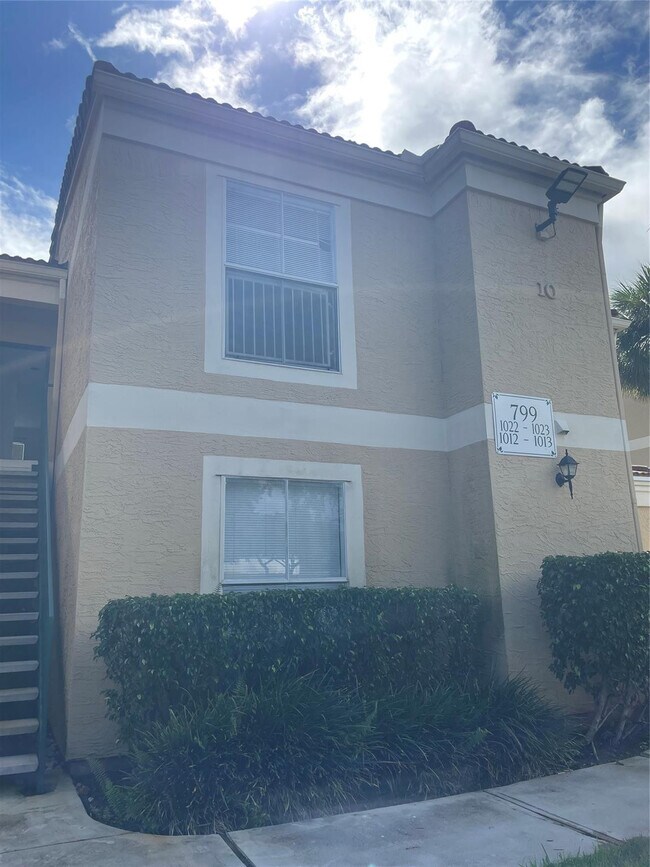 Building Photo - 799 Riverside Dr