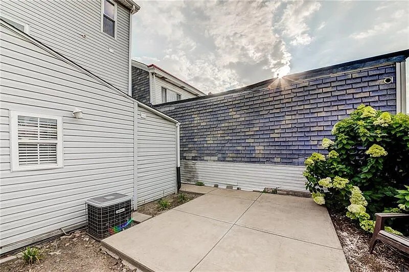 Building Photo - 1916 Wharton St