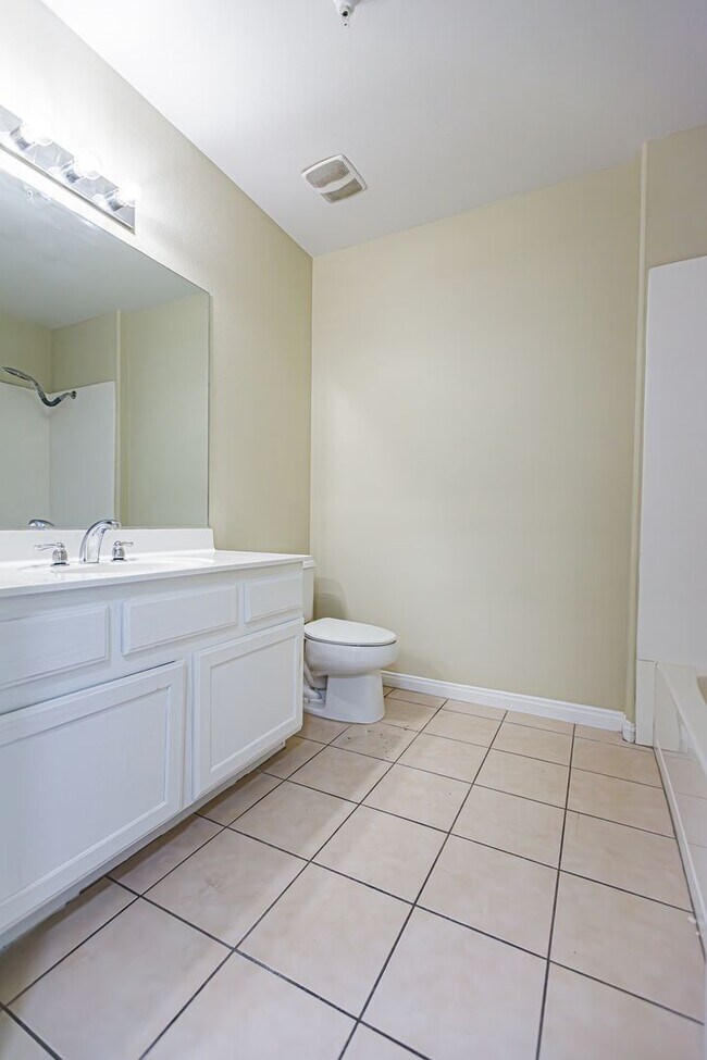 Building Photo - Top Floor 2 Bedroom Condo Located in Manha...