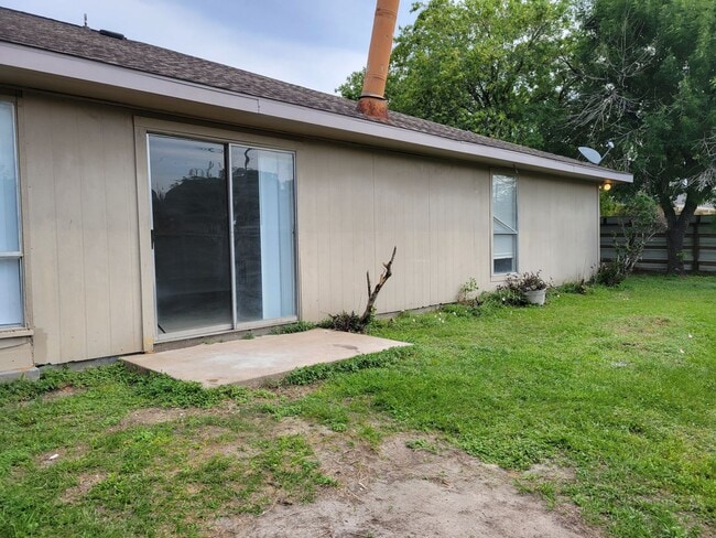 Building Photo - One story, 3 bedroom duplex available!